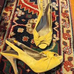 Adorable yellow herls